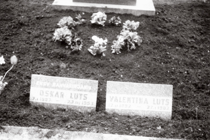 Kirjanik Oskar Lutsu ja tema abikaasa Valentina Lutsu hauakivid Ropka kalmistul.