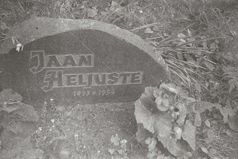 Kolonelleitnandi ja pedagoogi Jaan Heljuste hauakivi Ropka-Tamme kalmistul.
