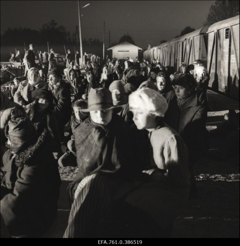 Filmi "Äratus" filmimine. Inimesi aetakse loomavagunitesse.