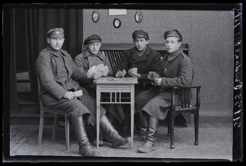 Grupp sõjaväelasi kaarte mängimas, (foto tellija Tuudak).
