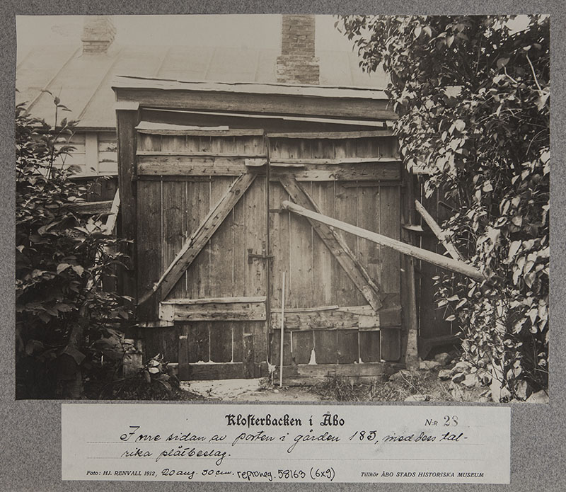 Luostarinmäki; sarjasta Klosterbacken i Åbo nro 28; tontin 183 portin sisäpuoli
