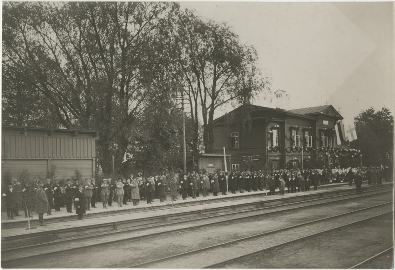 Soome presidendi Lauri Relanderi visiit Eestisse 22.-24.05.1925, rahvas piduehtes Raasiku jaamahoone ees presidendi läbisõitu ootamas. Jaamahoone ees koolilaste laulukoor, perroonil kaitseliitlased saluteerimas