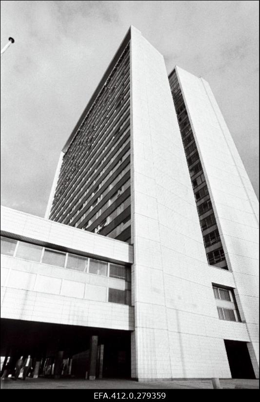 Hotell "Viru" õhtupäikeses.