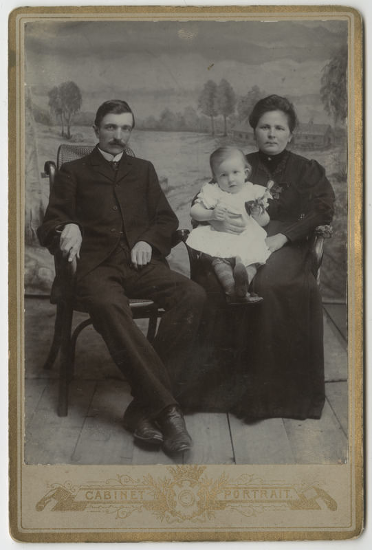 Daniel ja Jenny-Marie Neumann koos poja Arminiga