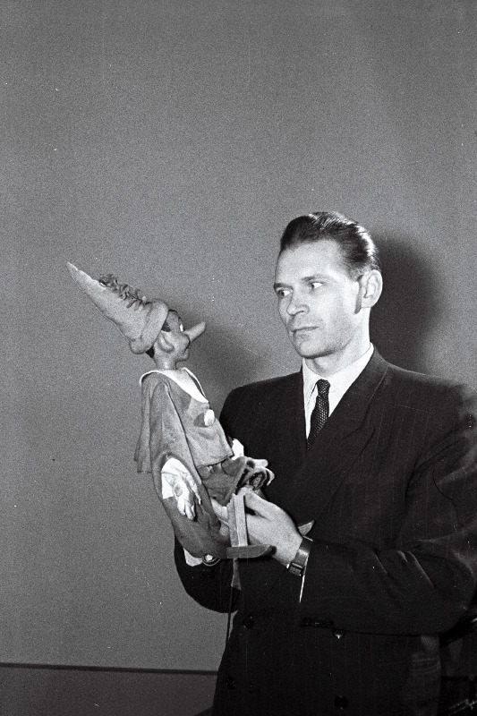 ENSV Riikliku Nukuteatri näitleja Ferdinand Veike puunukk Buratinoga.