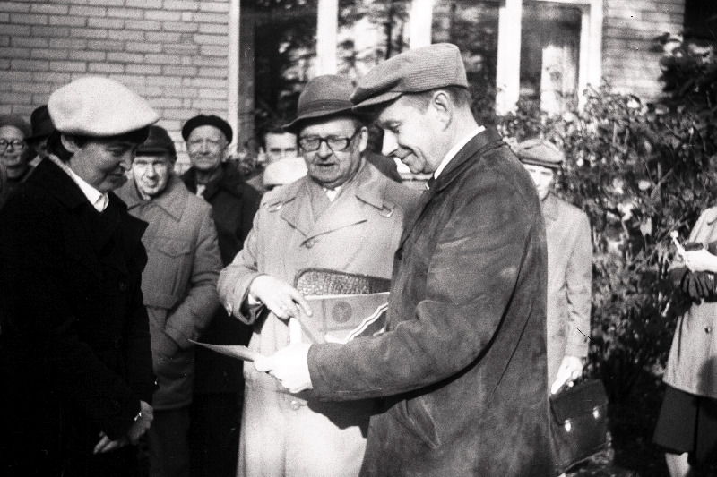 Kirjanikud Aimee Beekman (vasakult 1) ja Vladimir Beekman (paremalt 1) koos raamatusõpradega oma aias Pidu t 10.