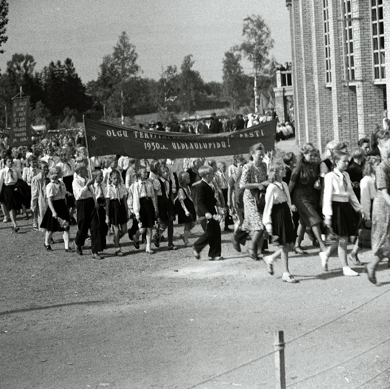 XIII üldlaulupeost osavõtjate rongkäik Lauluväljakul.