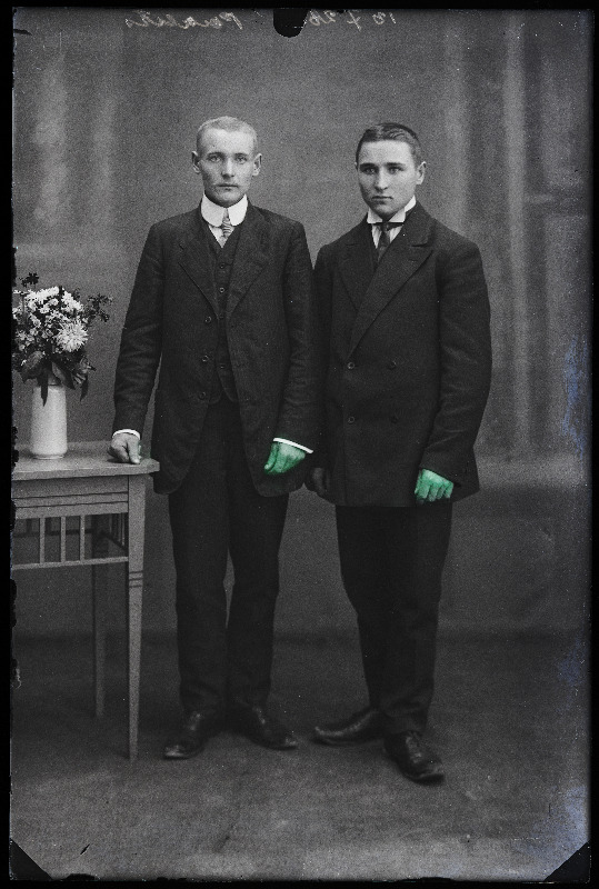 Kaks meest, (foto tellija Paalits [Paalets]).