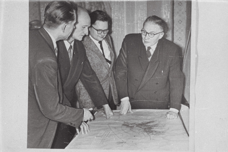 Arhitektid A. Kotli (paremalt), T. Kallas, O. Keppe ja V. Tippel Suur-Tallinna plaani juures üleskerkinud küsimusi arutamas.