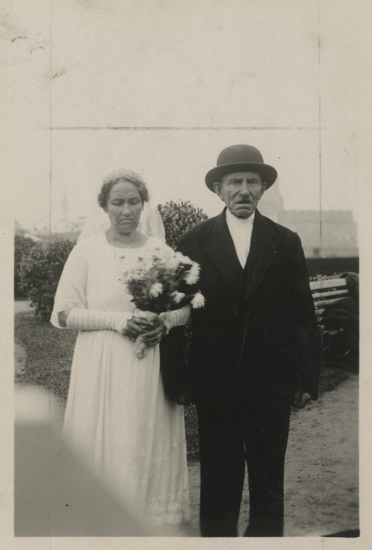 Madis Põltsamaa sammub "noorikuga" peale laulatust kirikust koju. Narvas, 10.10.1937.
