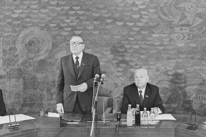 Läti NSV ja Eesti NSV vahelise sotsialistliku võistluse lepingule allakirjutamisel kõneleb LKP Keskkomitee esimene sekretär A. Voss. Tema kõrval EKP Keskkomitee esimene sekretär K. Vaino.
