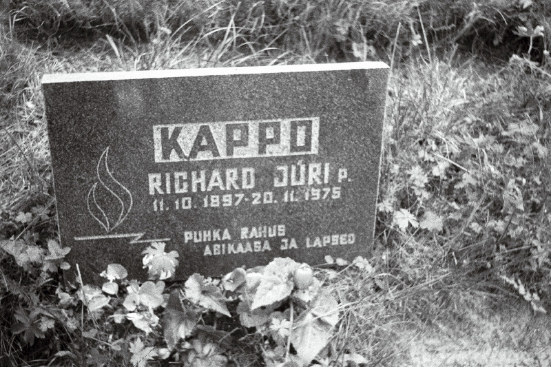 Revolutsiooni- ja ühiskonnategelase Richard Kappo hauakivi Metsakalmistul.