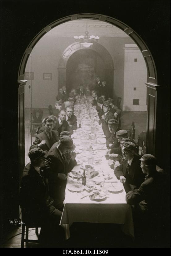 Korporatsioon Vironia liikmed peolauas konvendihoone väikeses saalis.