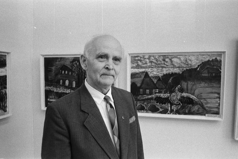 Maalikunstnik Arnold Laugus oma tööde näitusel Tallinna Kunstisalongis.