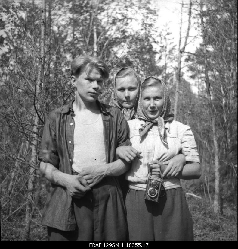 Altermann, Ülo metsavendade salga liikmed Martins, Elmar; Juga, Aime ja Mihkelson, Evi röövitud fotoaparaadiga punkri juures Tamsi metsas. Foto Martins, Elmari (sünd 1929) uurimistoimikust
