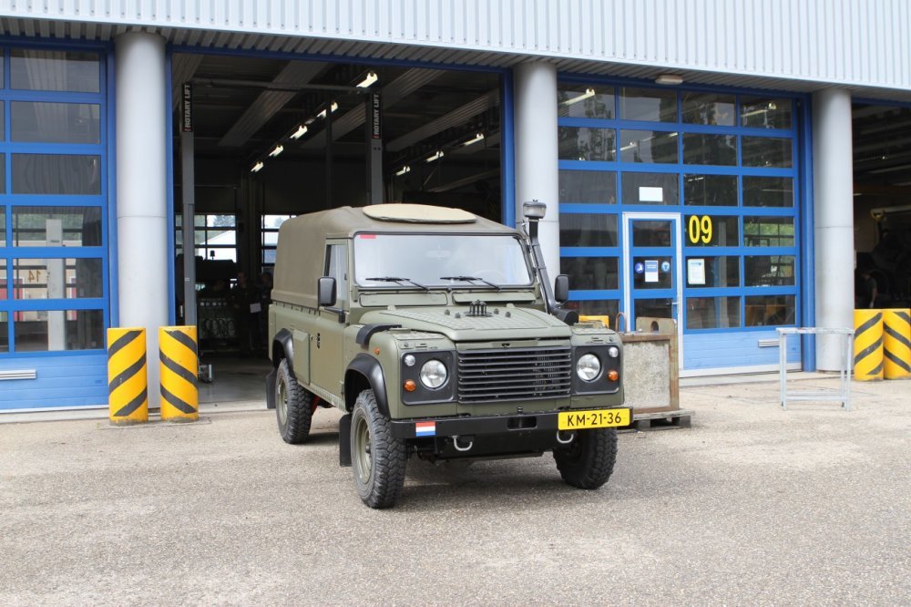 Land Rover Defender 110 hard top voor de garage op&nbsp;de Van Braam Houckgeestkazerne. .