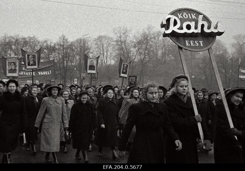 Tallinna tööliste demonstratsioon Suure Sotsialistliku Oktoobrirevolutsiooni 36. aastapäeval.