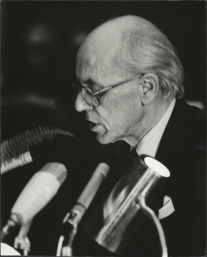 Eesti NSV loominguliste liitude ühispleenum Toompea lossis ENSV Ülemnõukogu istungite saalis. Kõneleb kirjanik Lennart Meri.