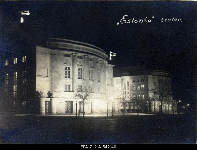 Vaade Estonia teatri fassaadile.