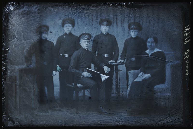 Grupp koolipoisse ja [õpetaja], (foto tellija Ibrus).