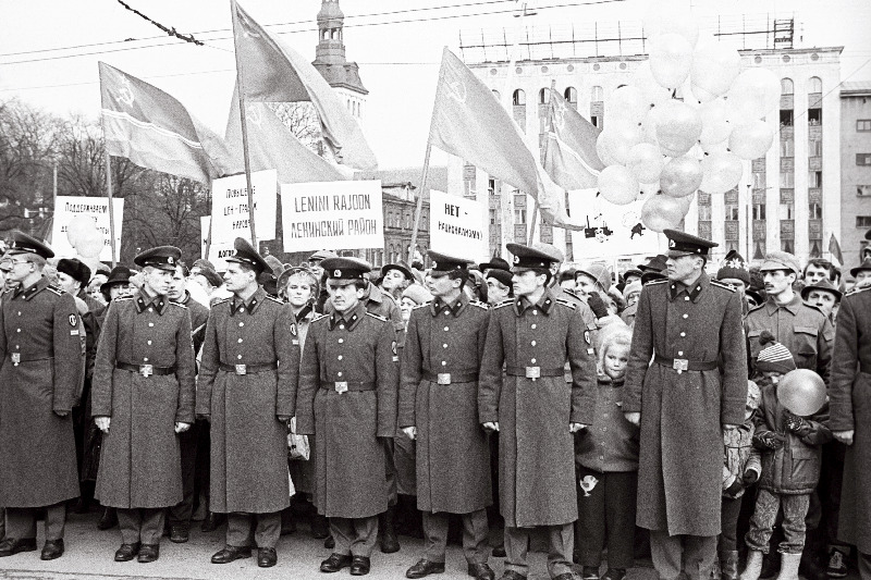 7. novembri  sõjaväe- ja töötajate paraad.