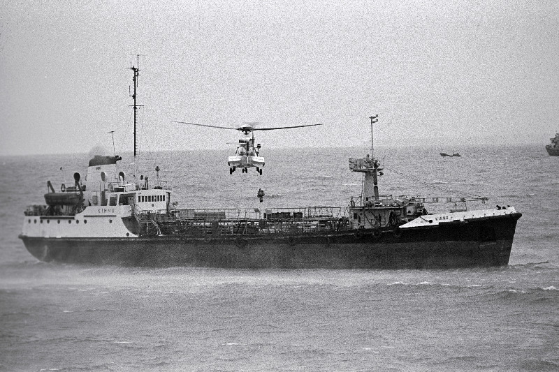 Tallinna lahes Kopli poolsaare läheduses madalikule jooksnud tanklaeva Kihnu päästetööd.