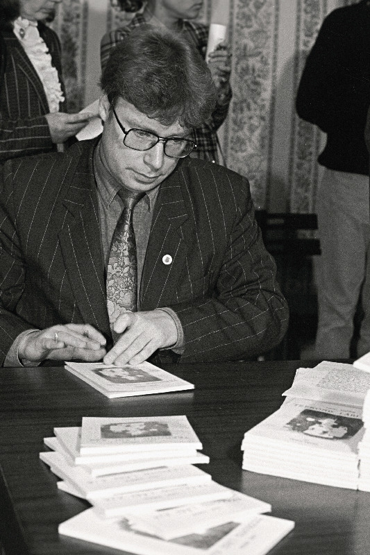 Esseekogumiku  eestlaste  kultuuriloost Teekond läbi aja autor, ajaloolane Lauri Vahtre.