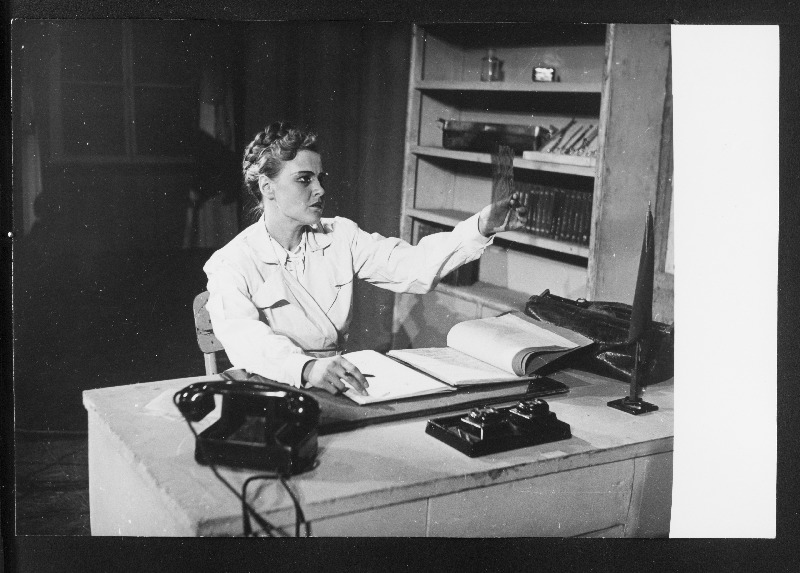 Stseen lavastusest Kaotatud kodu Riikliku Teatriinstituudi üliõpilaste esituses.