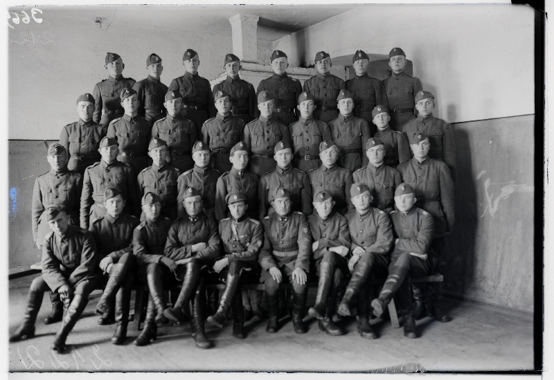 Grupp allohvitseride kooli sõdureid.