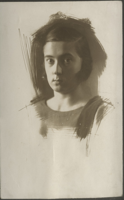 Eesti Naisüliõpilaste Seltsi liige, portreefoto