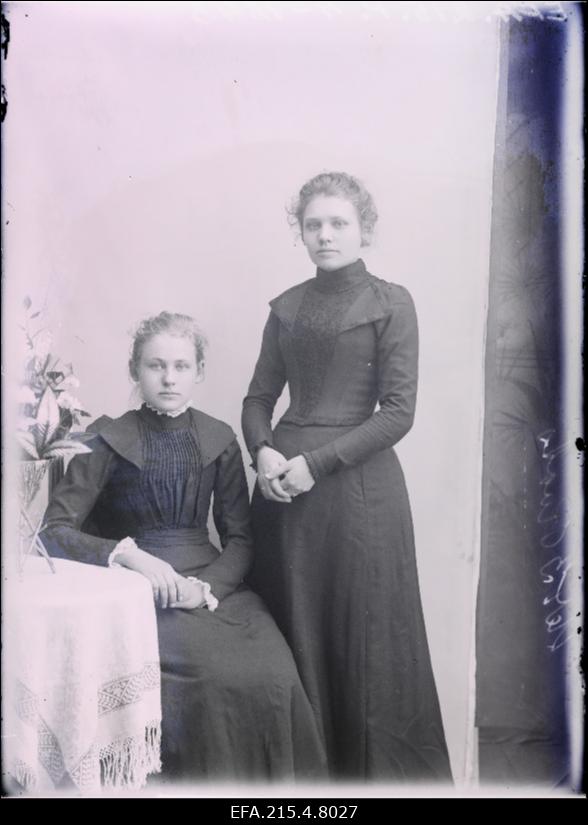 Kaks naist, (foto tellija Roots).