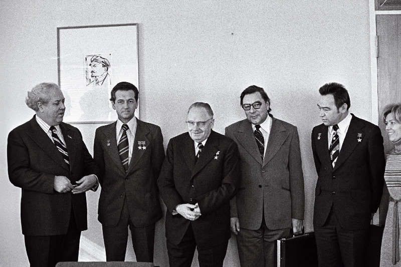 NSV Liidu lendur-kosmonaudid V. Sevastjanov ja G. Gretško vastuvõtul EKP Keskkomitees. Vasakult 1. Eesti NSV Ülemnõukogu Presiidiumi esimees A. Vader, 3. EKP Keskkomitee esimene sekretär J. Käbin, 4. Eesti NSV Astrofüüsika ja Atmosfäärifüüsika Instituudi kosmiliste uurimiste sektori juhataja Ch. Villmann.