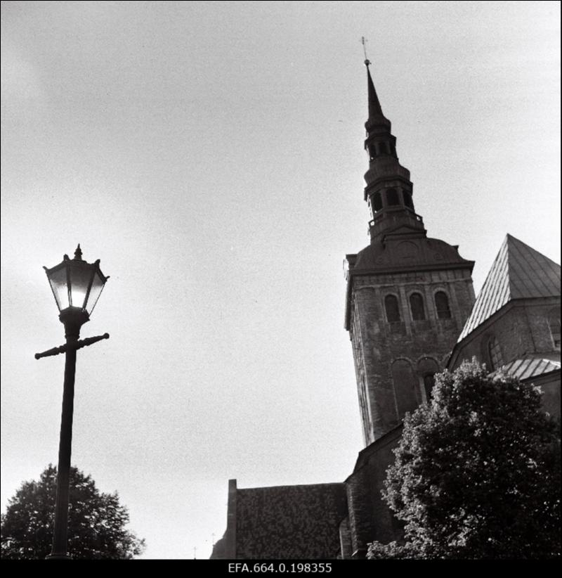 Vaade Niguliste kirikule Harju tänavalt.