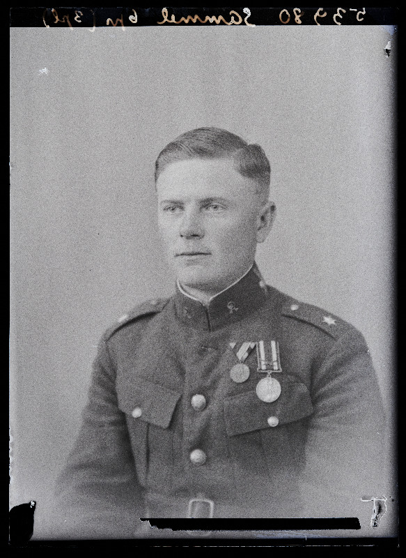 Sõjaväelane Sammel, Rahvaväe ülema asutis.
