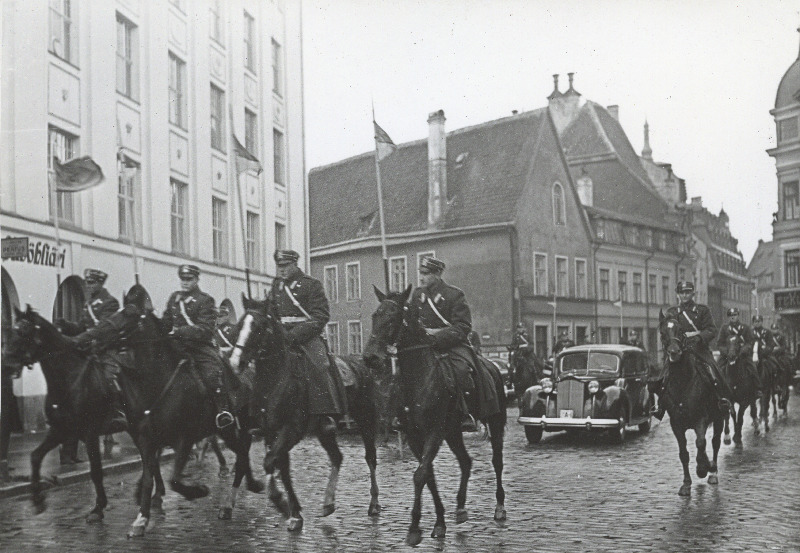 Ameerika Ühendriikide saadik John C. Wiley sõitmas Presidendi kantselei autos (Packard Twelve Touring Sedan 1938) ratsaeskordi saatel Kadrioru lossist pärast volituste esitamist saatkonda.