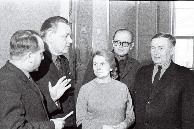 Tallinna 30. keskkooli partei-sekretär Aleksander Sibirjakov (vasakult), 10. keskkooli direktor Paul Masing, tootmiskoondise "Baltika" parteisekretär Antonina Vilgats, 10. õhtukekskkooli direktor Endel Poom ja Hoiukassade Valitsuse parteissekretär Georgi Stolnikov partei- ja majandusaktiivi teoreetilise konverentsi vahajal vestlemas.