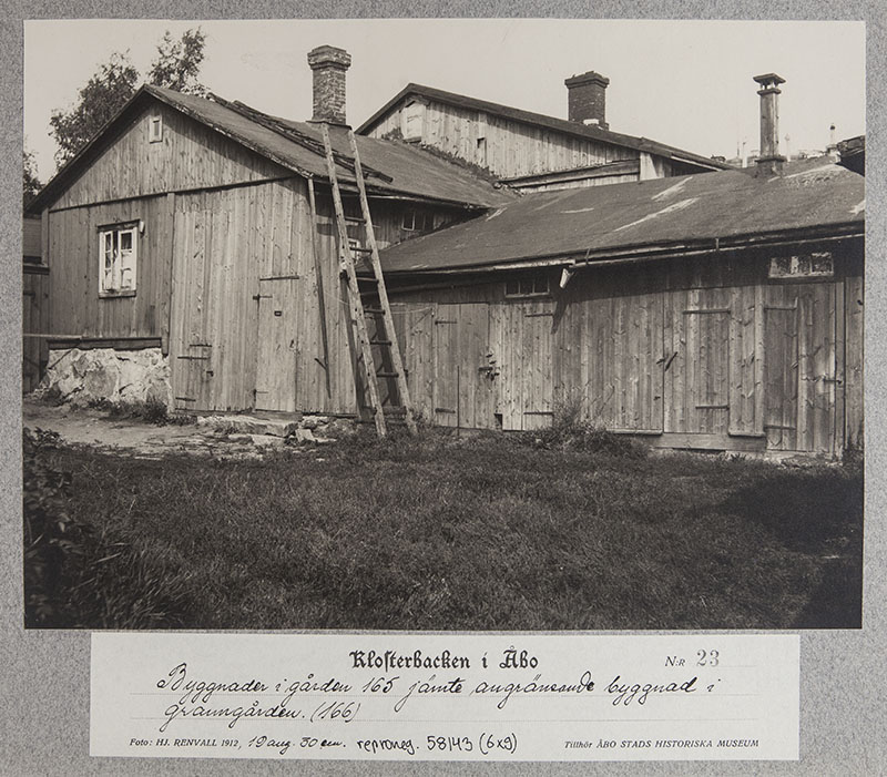 Luostarinmäki; sarjasta Klosterbacken i Åbo nro 23; Rakennuksia tonttien 165 ja 166 rajalla