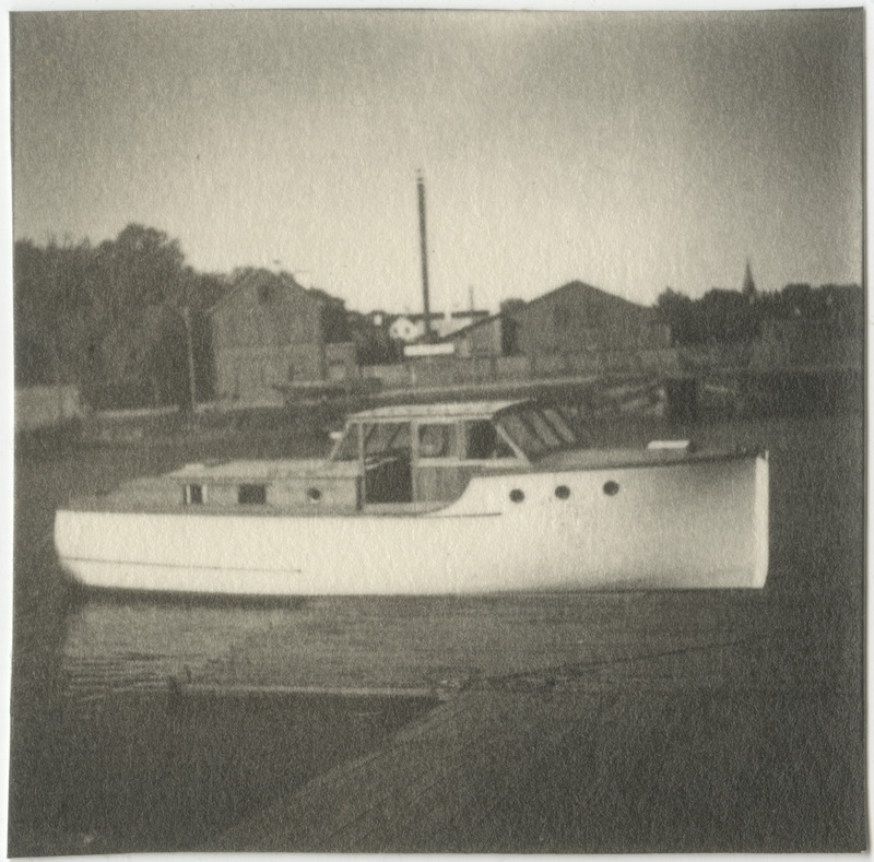 Mootorpaat paadisilla juures