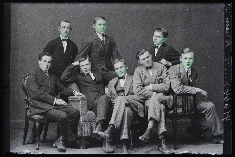 Grupp mehi, paremal istub [Harry] Luik.