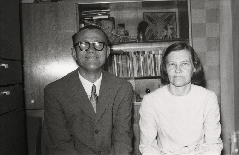 Kirjanik Paul Haavaoks abikaasaga.