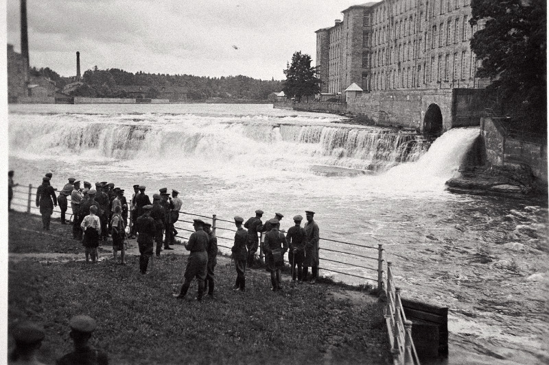 Sõjakooli ohvitserideklasside jalaväe klassi lipnikud Narvas kose juures.