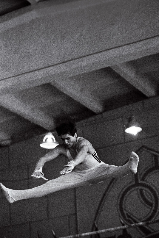 Tööjõureservide üleliidulistel meistrivõistlustel sportlikus võimlemises sooritab kangiharjutust Andrei Denissenko.