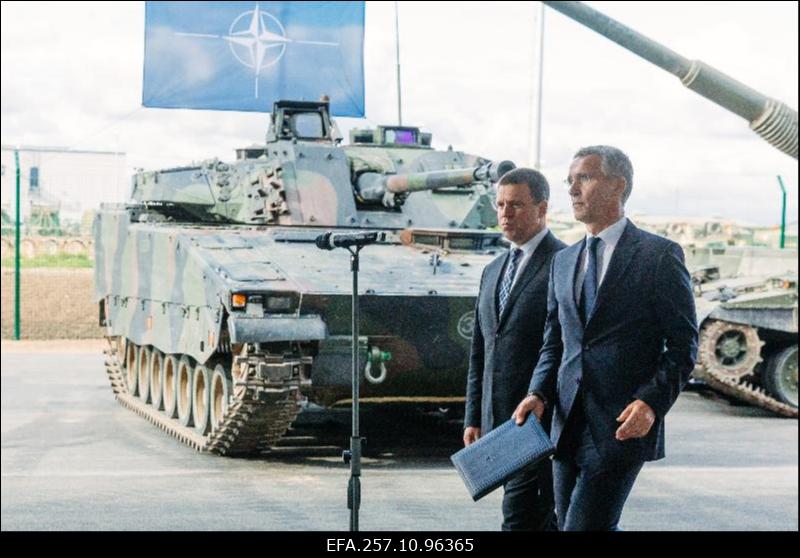 Kaitseministrite mitteametlik kohtumine. Peaminister Jüri Ratas ja NATO peasekretär Jens Stoltenberg Tapa baasi külastamas.