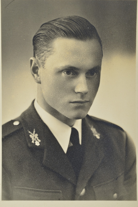 Sõjaväe Õppeasutiste Sõjakooli ohvitserideklasside jalaväeklassis õppiv lipnik Rein Kindsiraud.