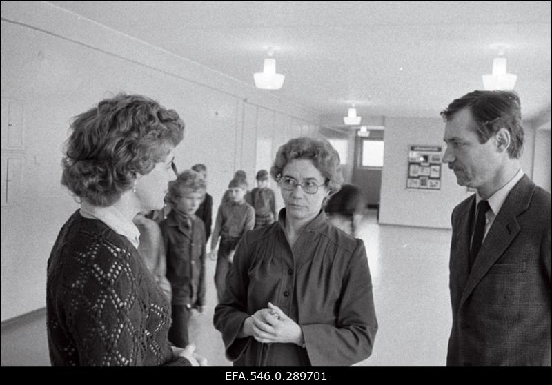 Kooliõpetajad vahetunni ajal, mil õpilased peavad paarikaupa rivis jalutama.