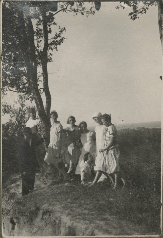 Eesti üliõpilaste seltsi "Veljesto" suvepäevad Kunda rannas. Rühm osavõtjaid kaldaveerel üksiku puu juures