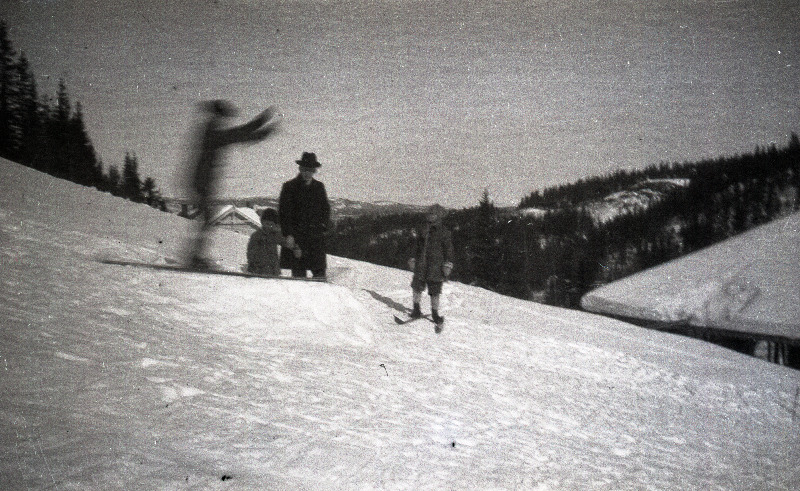 Tuvastamata mees kolme lapsega mäenõlval suusatamas [Skandinaavias?]