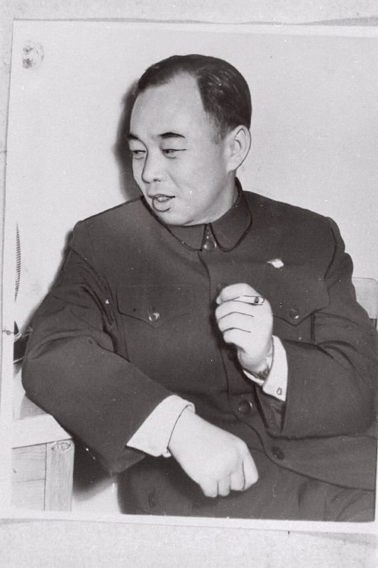 Ülehiinalise dramaturgide ühingu peasekretäri asetäitja I. Bin koos hiina näitlejate delegatsiooniga Tallinnas.