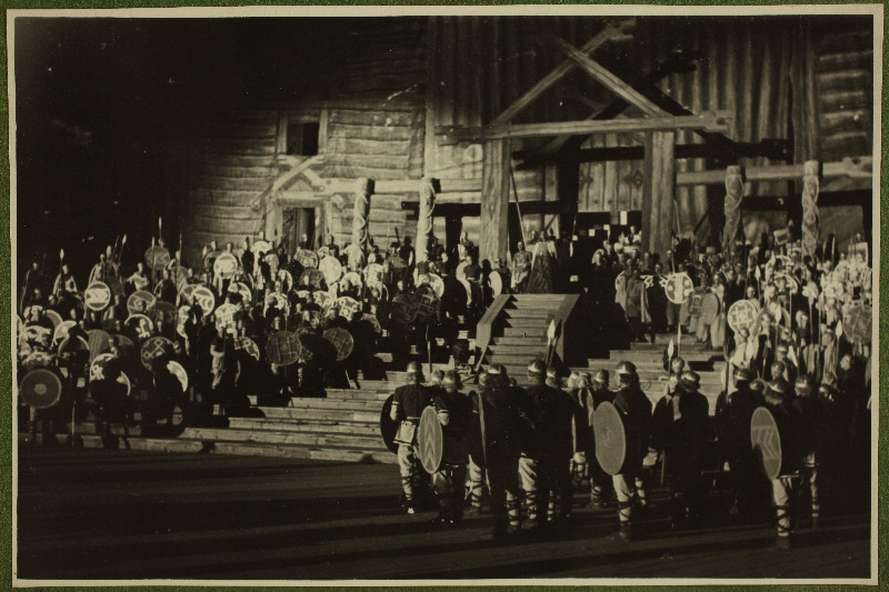 Leo Kalmeti lavastatud vabaõhuetendus "Lembitu" Juhan Sütiste draama "Ristikoerad" ainetel Tallinna laululaval.