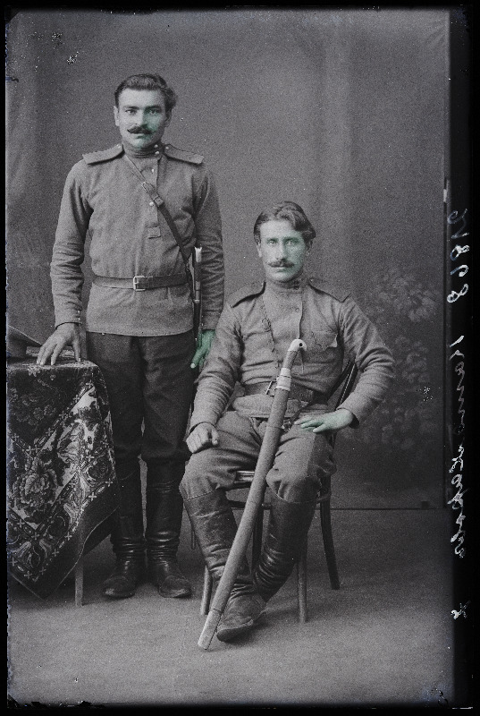 Kaks sõjaväelast, (foto tellija Kataharoff [Kataharov, Katagarov]).
